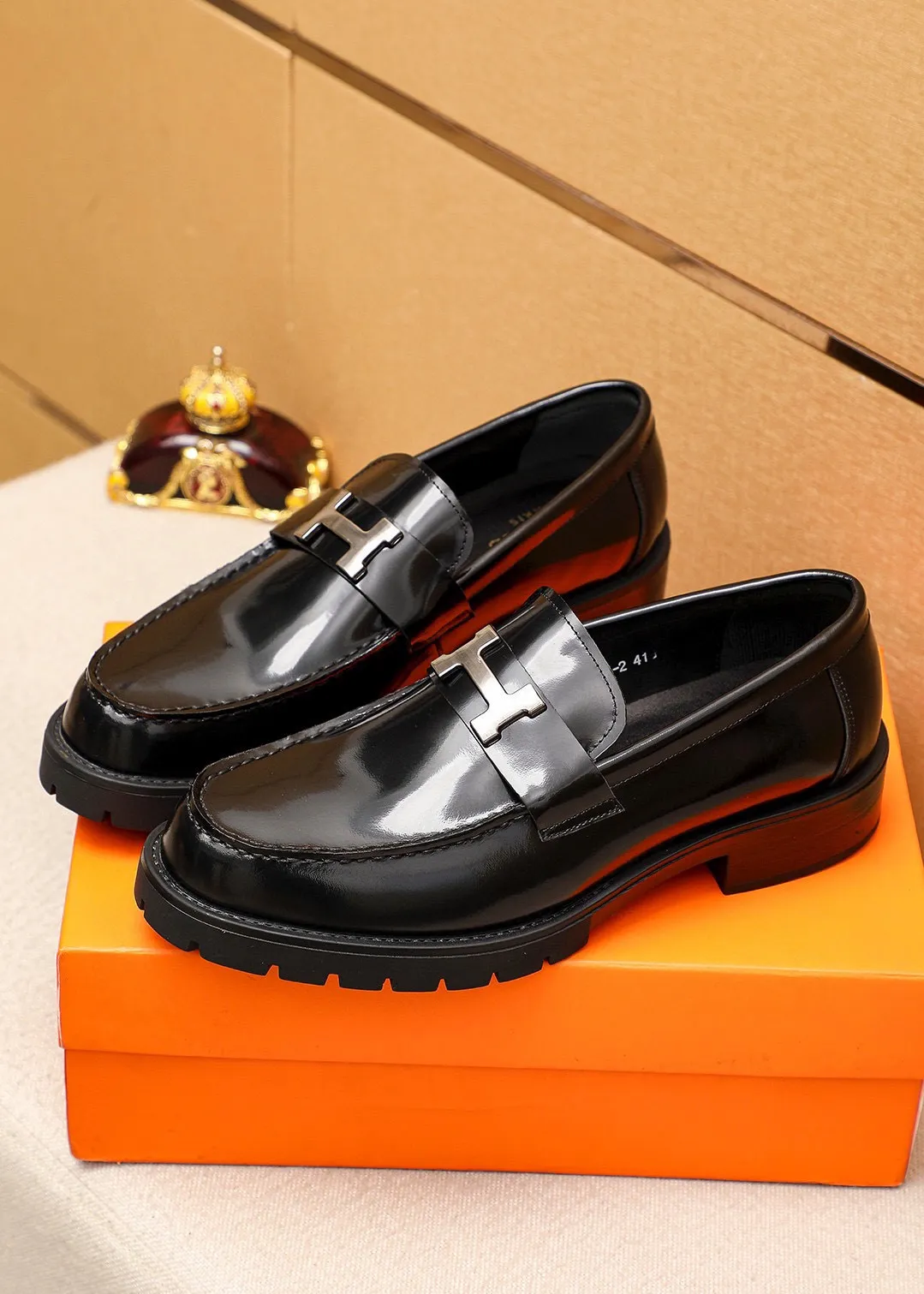 Men's shoes 💰460 💐 Product trademark: HERMES "Hermès" casual leather shoes Regular size: 39-44 (38.45🉑️customized) Product materials: Selected imported first-layer open-edge beaded cowhide upper + classic hardware buckle, imported water-dyed 🐂 cowhide lining. Strong three-dimensional visual effect, non-slip and wear-resistant rubber outsole Color: 1⃣️color optional